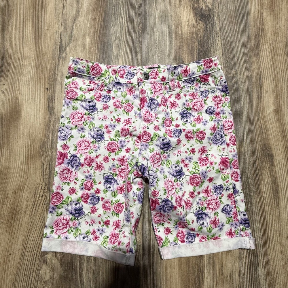 Tractor Bermuda Shorts White Floral Rose Cottagecore